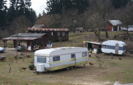 S pestmi in brcami nad pismonošo