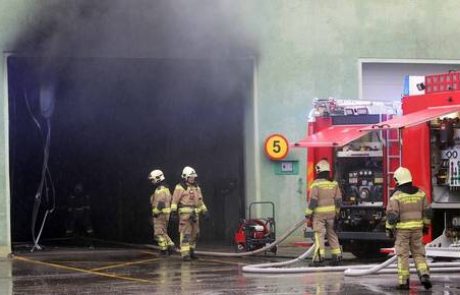 Požar začasno ustavil skrivnostno predelavo avtobusa