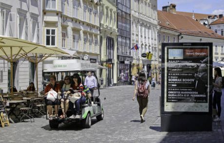 Sporno reklamiranje v Stari Ljubljani moti le Levico