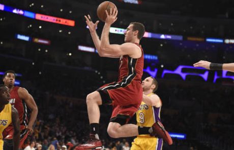 NBA: Dragić in Vujačič po srditem boju na kolenih (VIDEO)