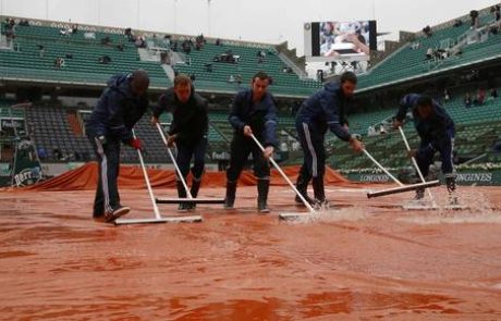 Roland Garros: Đokovića po izgubljenem nizu spet pregnal dež