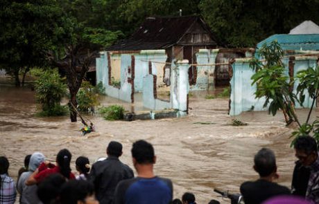 V Indoneziji poplave in zemeljski plazovi