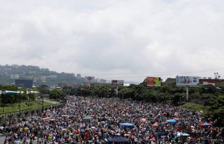 Število mrtvih med venezuelskimi protestniki vztrajno narašča