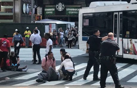 Avtomobil zapeljal v množico na newyorškem Times Squareu