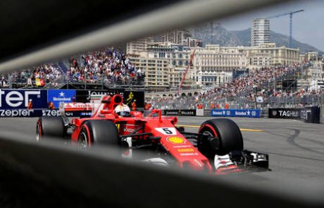 Vettel daleč spredaj, »srebrni puščici« zadržani