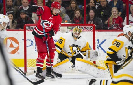 NHL: Oslabljeni pingvini pokleknili v Raleighu (VIDEO)