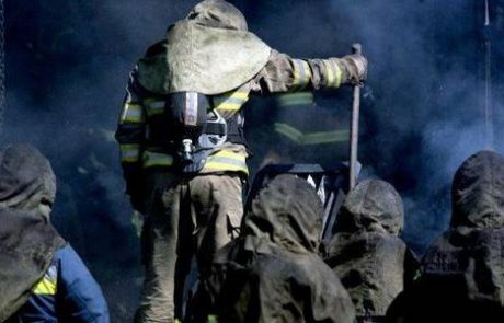 V požaru pri Velenju huje poškodovan 41-letni gasilec