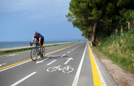 Prvi posegi za prijaznejšo plažo ob nekdanji cesti