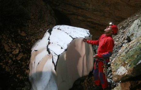 V jami Primadona na Tolminskem se je poškodoval angleški jamar