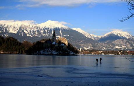 Na zaledenelem Blejskem jezeru kljub nevarnosti številni sprehajalci in drsalci