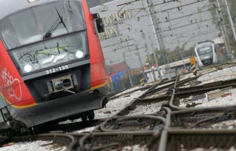 V nesreči na železniškem prehodu v Sevnici ena oseba poškodovana