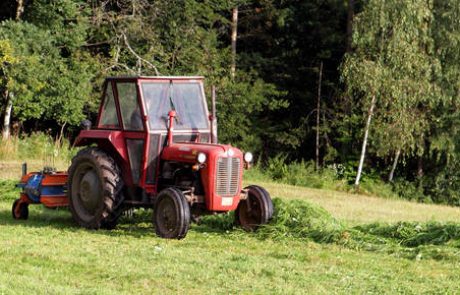 V gozdu pri Hrušici moški umrl pod traktorjem