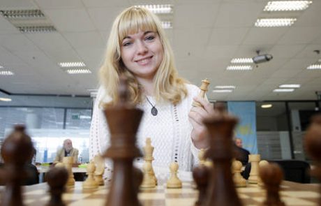 Neustrašna Laura Unuk je slovenska Hou Yifan