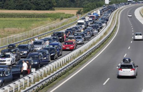 Zastoji na gorenjski avtocesti in na meji s Hrvaško