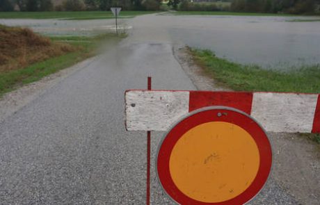 Zaradi dežja ponekod plazovi in zaprte ceste