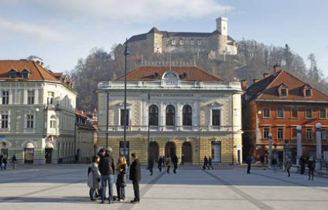 Na koncu se sliši orkester