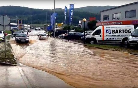 Veter ponekod razkriva strehe, meteorna voda zaliva kleti