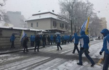 Policisti protestirali pred vlado