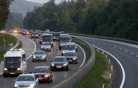 Med Logatcem in Uncem trikilometrski zastoj