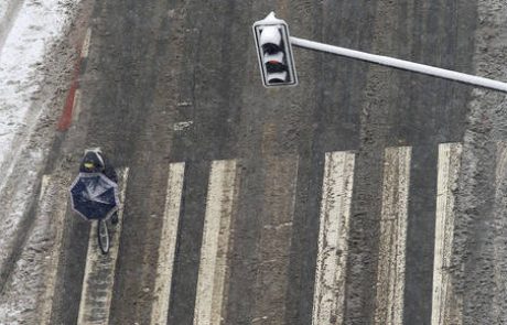 Zaradi dežja in nizkih temperatur se ponekod pojavlja poledica