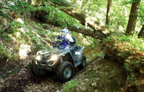 S štirikolesnikom zapeljal v 80 metrov globoko grapo