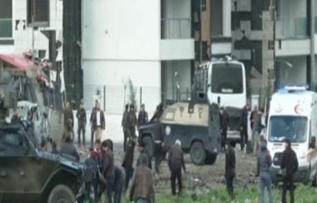 Napadli avtobus s turškimi policisti
