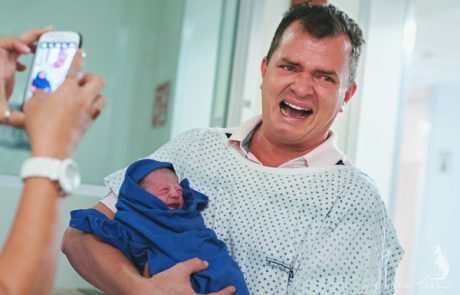 Ganljivo: V fotografijo ujeti čarobni trenutki vloge očetov pri porodu