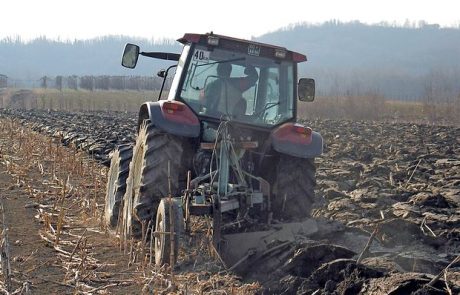 Odpeljali traktor s prikolico vred