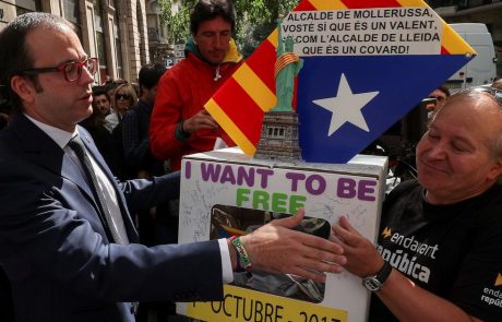 V Španiji začeli soditi nekdanjim katalonskim voditeljem, njihovi odvetniki zahtevali prekinitev sojenja, saj da je bila obdolžencem kratena pravica do obrambe