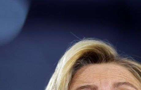 Hillary Clinton nosi plenice in ima možgansko bolezen?