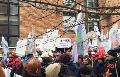 Pred ministrstvom protest proti znižanju prispevkov za pokojnine