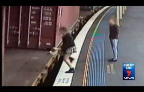 VIDEO: Čudežno preživela padec pod vlak!