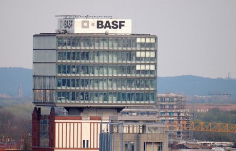 BASF lani za 50 odstotkov povečal čisti dobiček