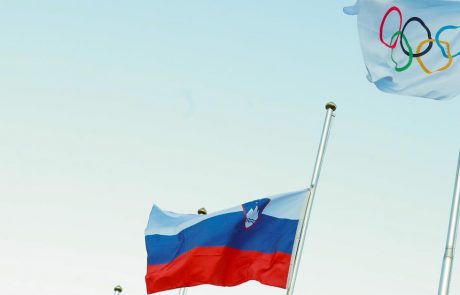 V olimpijski vasi je že zaplapolala slovenska zastava