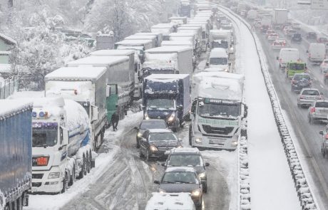 Zaradi snega kaos na cestah