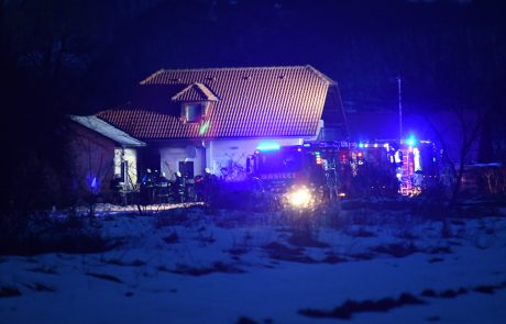 FOTO: Požar uničil celoten inventar v stanovanjski hiši, ena oseba prepeljana v UKC Maribor