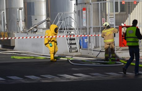 FOTO: V Henklu Maribor gasilska vaja ob iztekanju vnetljive tekočine