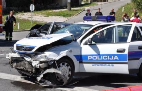 Huda nesreča: z motorjem v policijski avto