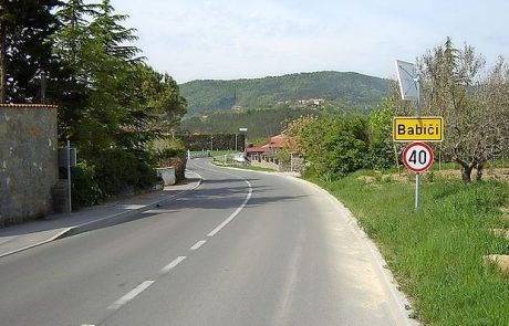 Sosedu je poškodoval balkon, kolo in nadstrešek