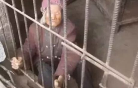 Grozota, ki je ne pozabiš: Policisti so prebledeli, ko so 92-letnico videli zaprto v kletki (Video)