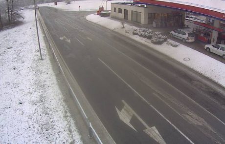 Sneg je že pobelil smučišča in ceste, policisti opozarjajo na zimske razmere na cestah