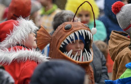 FOTO: Tako so maškare kljub sneženju veselo rajale v Mariboru