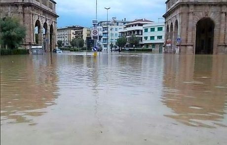 V Livornu plaz odnesel hišo s štiričlansko družino