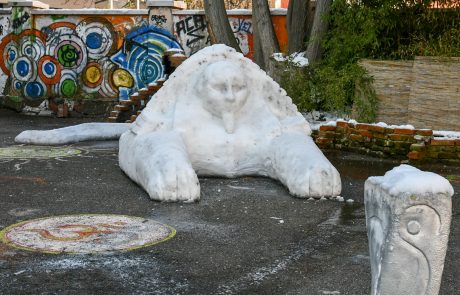 FOTO: V Mariborski Pekarni je nastala velika snežna skulptura