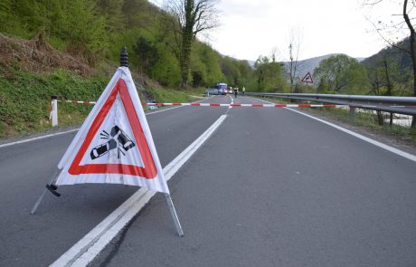 Prometna nesreča popolnoma zaprla cesto, ena oseba prepeljana v UKC Maribor