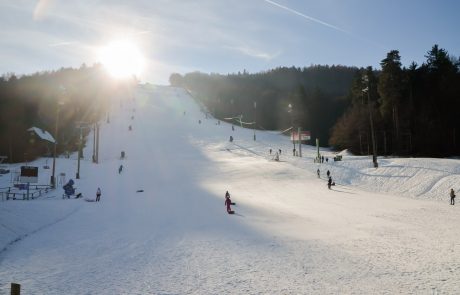 Pohorje: Ob okvari smučarji s smučmi na rami na dolgo pot v hrib