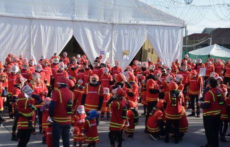 FOTO: Pustne maske oblečene v gasilce postavile Guinnessov rekord