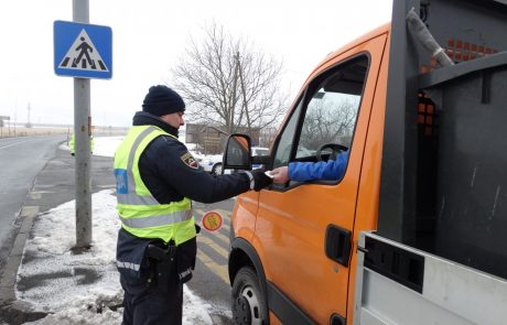 Mariborski policisti svarijo: Še tako nujen klic bo počakal, posvetite se vožnji