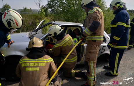 Gasilci na pomoč reševalcem, v centru Maribora iz vozila rešili osebo