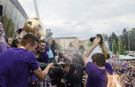 Koncert in vijoličasti ognjemet ob dvigu pokala v Ljudskem vrtu